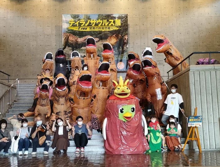 视频|“暴龙后代”受邀参观恐龙展 拿纸笔记录“祖先”英勇事迹网笑翻L005