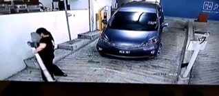 视频|女子徒手拔坏停车场起落杆 网民：太惊人！