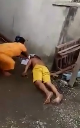 视频|抓蟒蛇绕脖子炫耀 男子疑被咬险丢命！