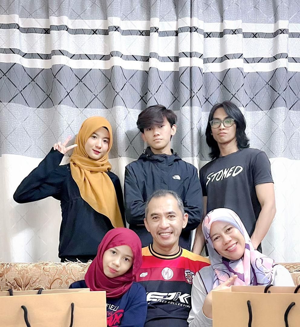 视频|父亲抱少女逛商场引议论  姐姐：我们都患脊柱侧弯