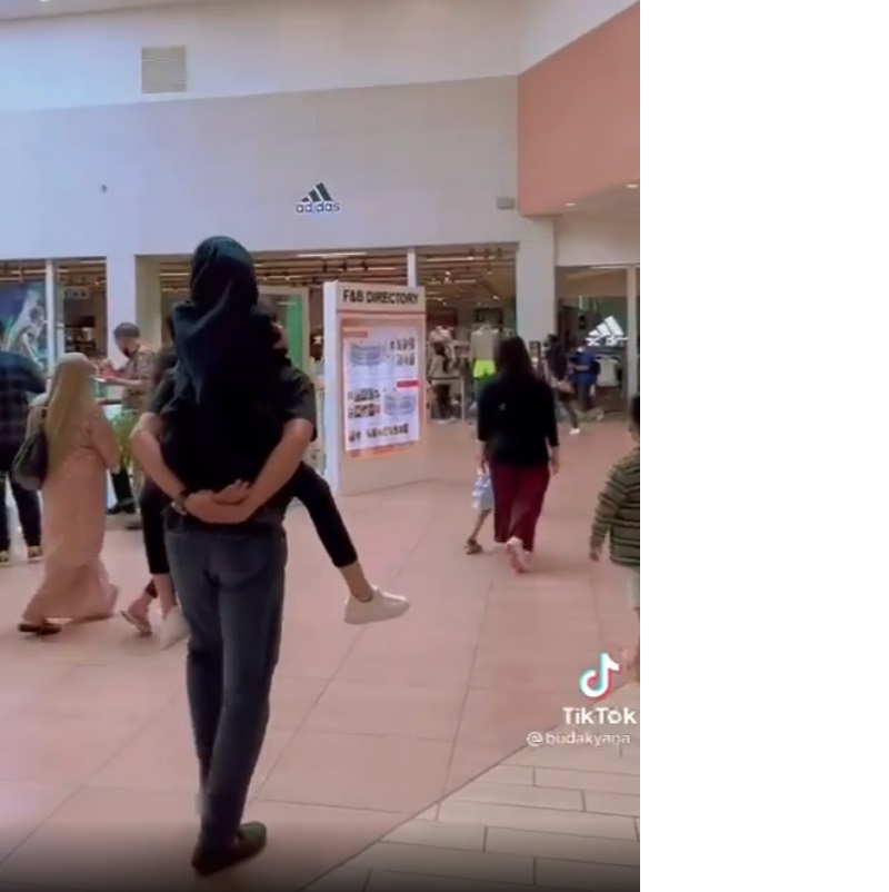 视频|父亲抱少女逛商场引议论  姐姐：我们都患脊柱侧弯