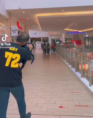 视频|父亲抱少女逛商场引议论  姐姐：我们都患脊柱侧弯