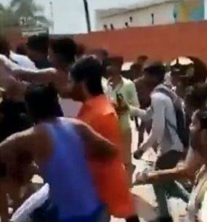 视频|男女“圣河”泡水秀恩爱 民众“眼红”呼巴掌围殴