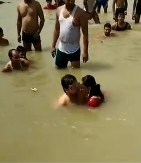 视频|男女“圣河”泡水秀恩爱 民众“眼红”呼巴掌围殴