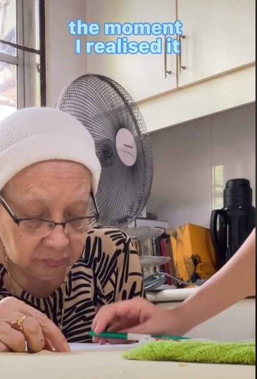 视频|自幼辍学爱学习 老奶奶如小学生学拼写