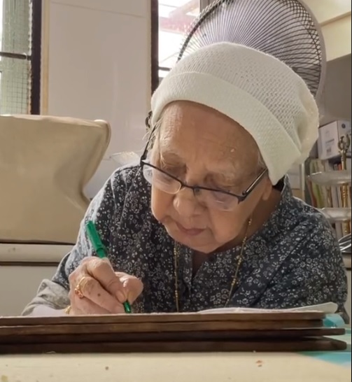 视频|自幼辍学爱学习 老奶奶如小学生学拼写