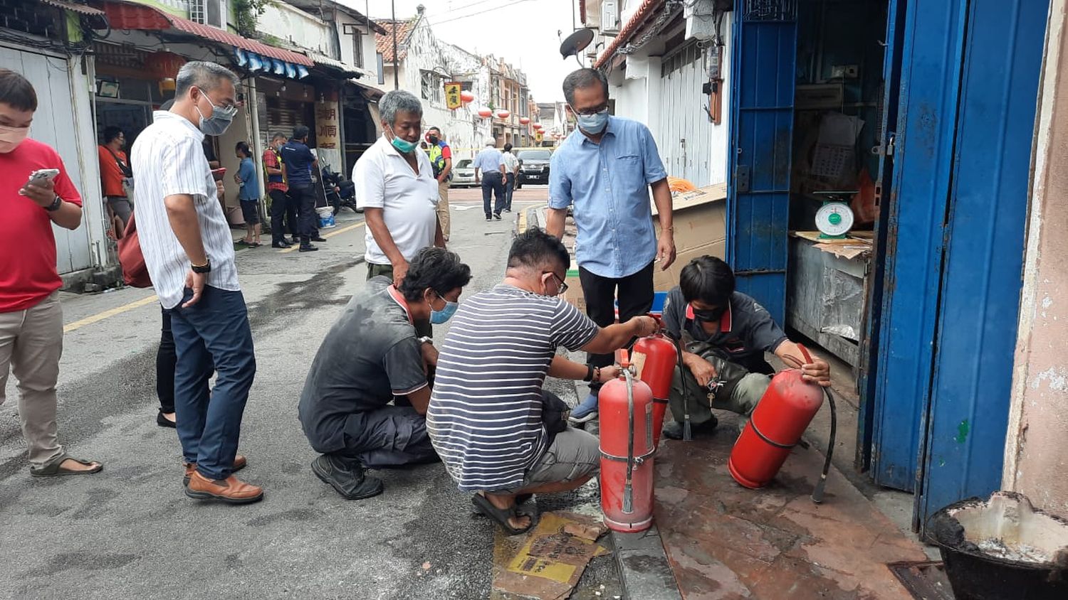 议员视察赌间口灾场 ​提醒居民准备灭火器