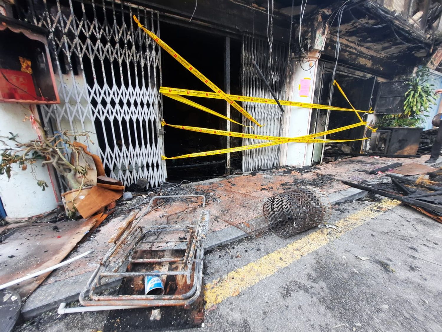 议员视察赌间口灾场 ​提醒居民准备灭火器