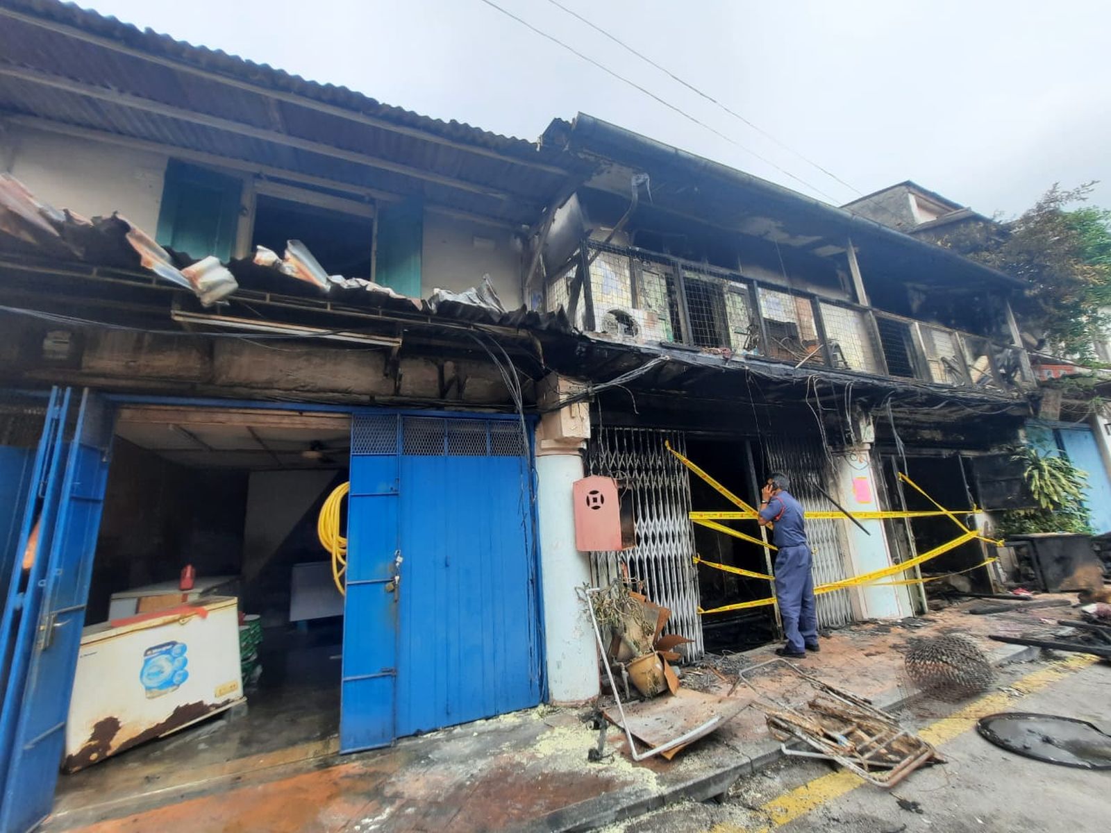 议员视察赌间口灾场 提醒居民准备灭火器