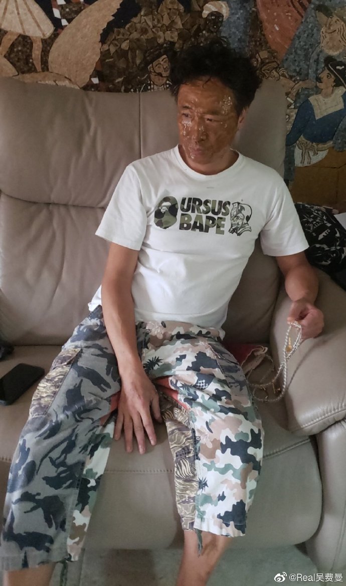 费曼晒爸爸吴镇宇丑照 “坑爹”笑称家里进贼了