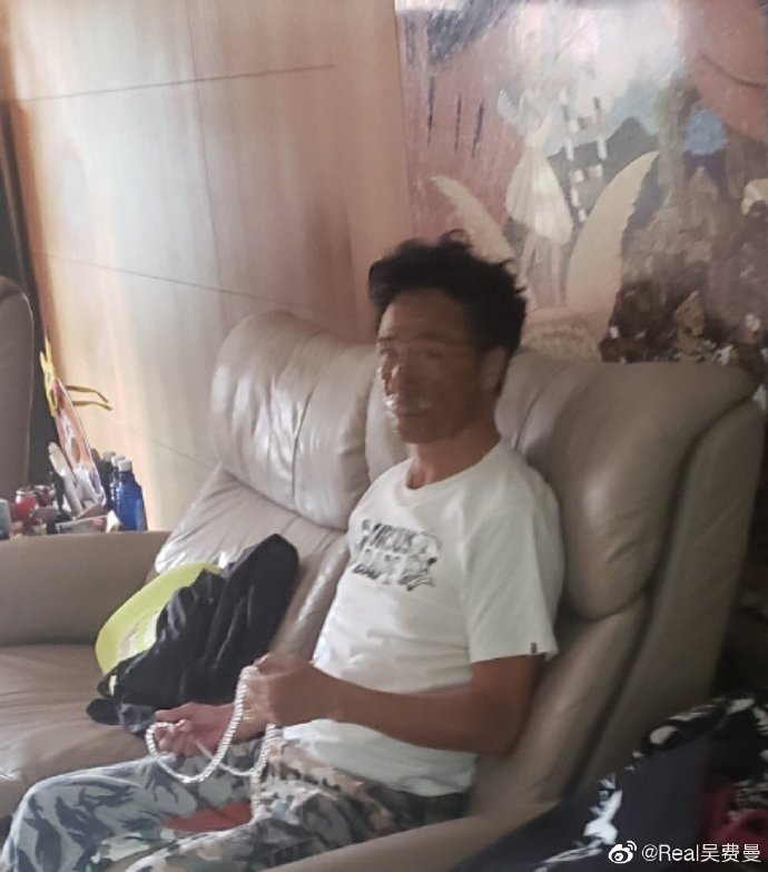 费曼晒爸爸吴镇宇丑照 “坑爹”笑称家里进贼了