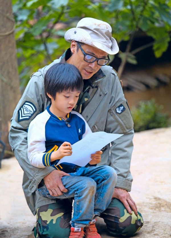 费曼晒爸爸吴镇宇丑照 “坑爹”笑称家里进贼了