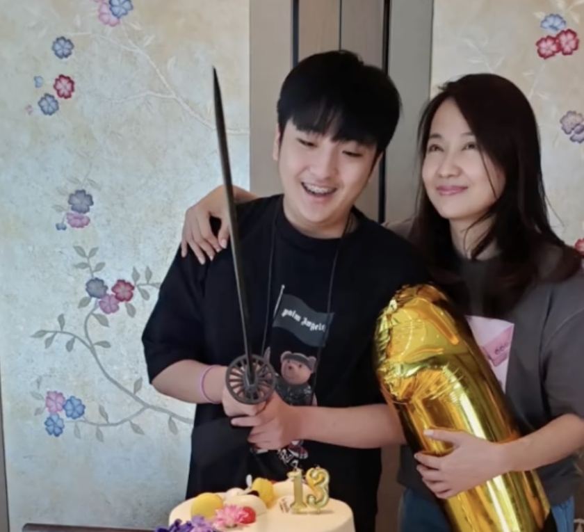 费曼晒爸爸吴镇宇丑照 “坑爹”笑称家里进贼了