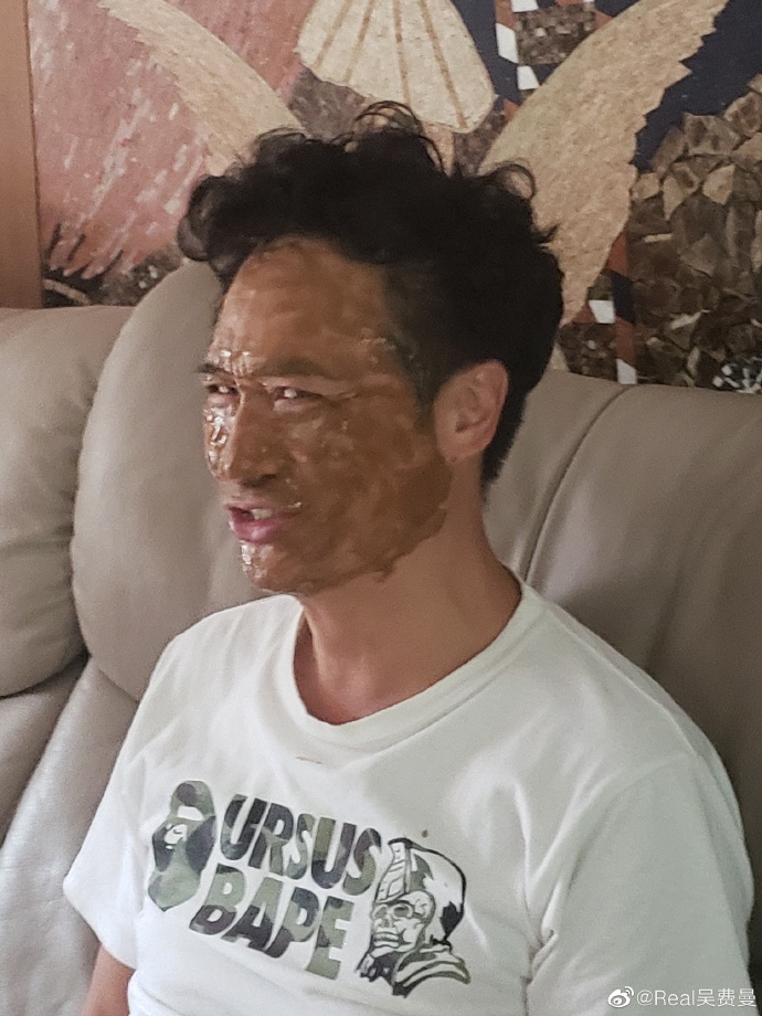 费曼晒爸爸吴镇宇丑照 “坑爹”笑称家里进贼了