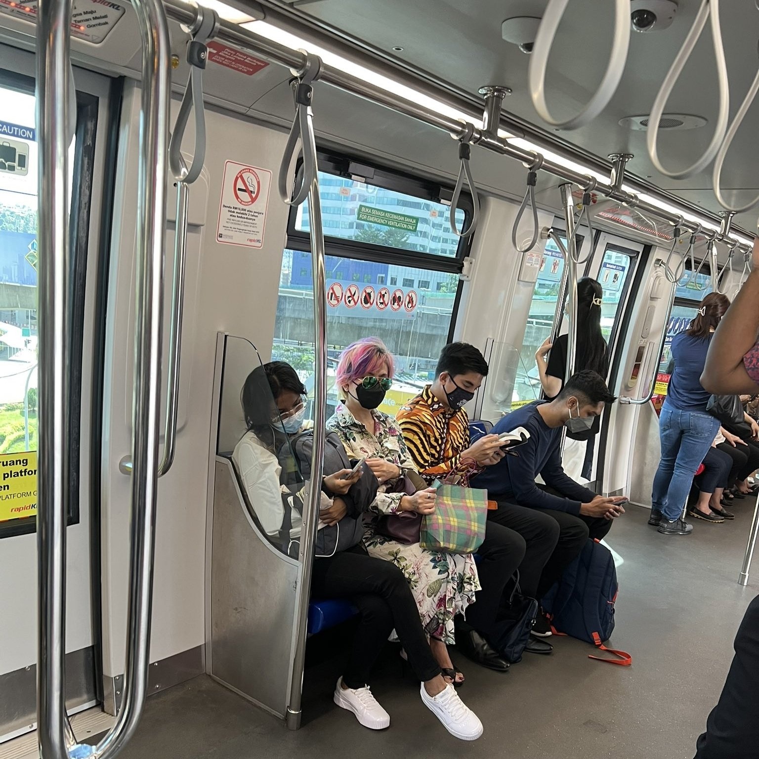 赛沙迪被骂LRT没让位·女子反呛:我又不是残废!