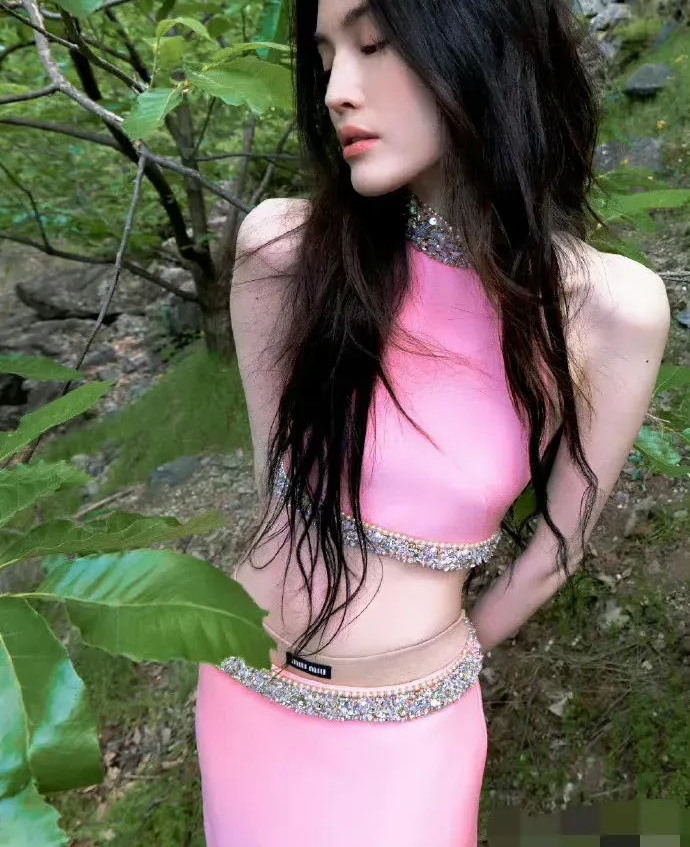 超模何穗溪边脱裤时尚照 网傻眼:像随地大小便