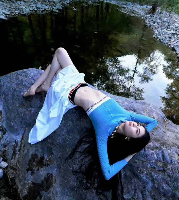 超模何穗溪边脱裤时尚照 网傻眼:像随地大小便