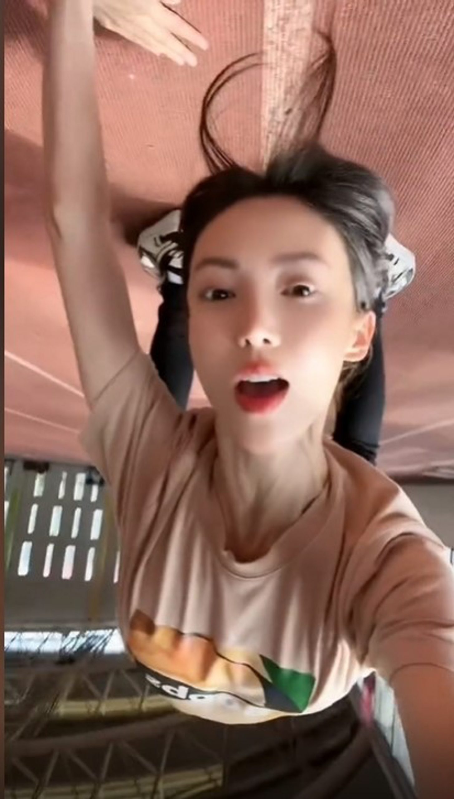 跑道做拱桥拍搞笑视频 金晨被轰没公德心