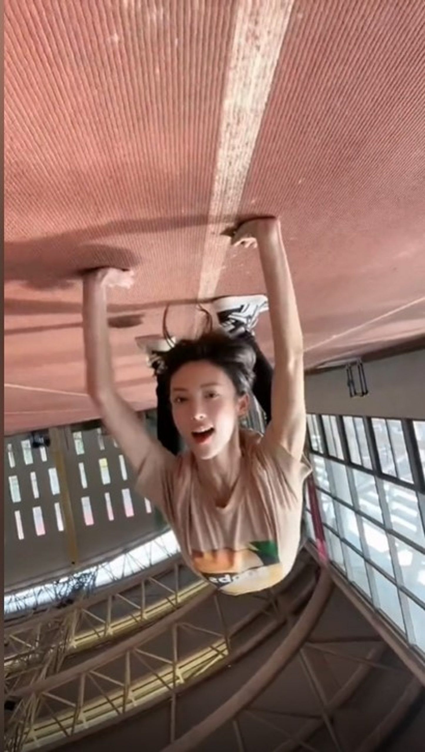 跑道做拱桥拍搞笑视频 金晨被轰没公德心