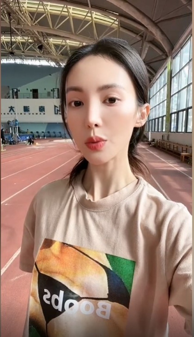 跑道做拱桥拍搞笑视频 金晨被轰没公德心