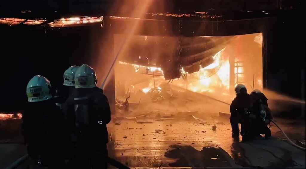 轮胎行老板一夜痛失全家 独拜8至亲灵前崩溃