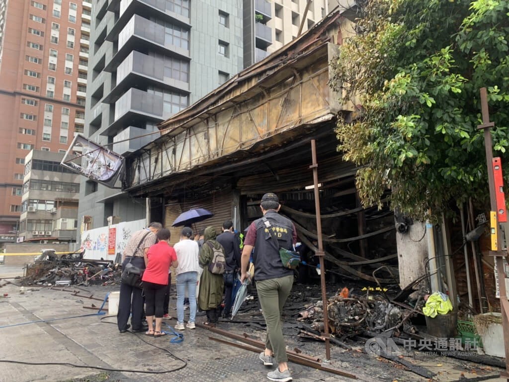 轮胎行老板一夜痛失全家 独拜8至亲灵前崩溃