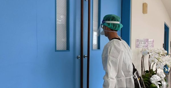 轮胎行老板一夜痛失全家 独拜8至亲灵前崩溃