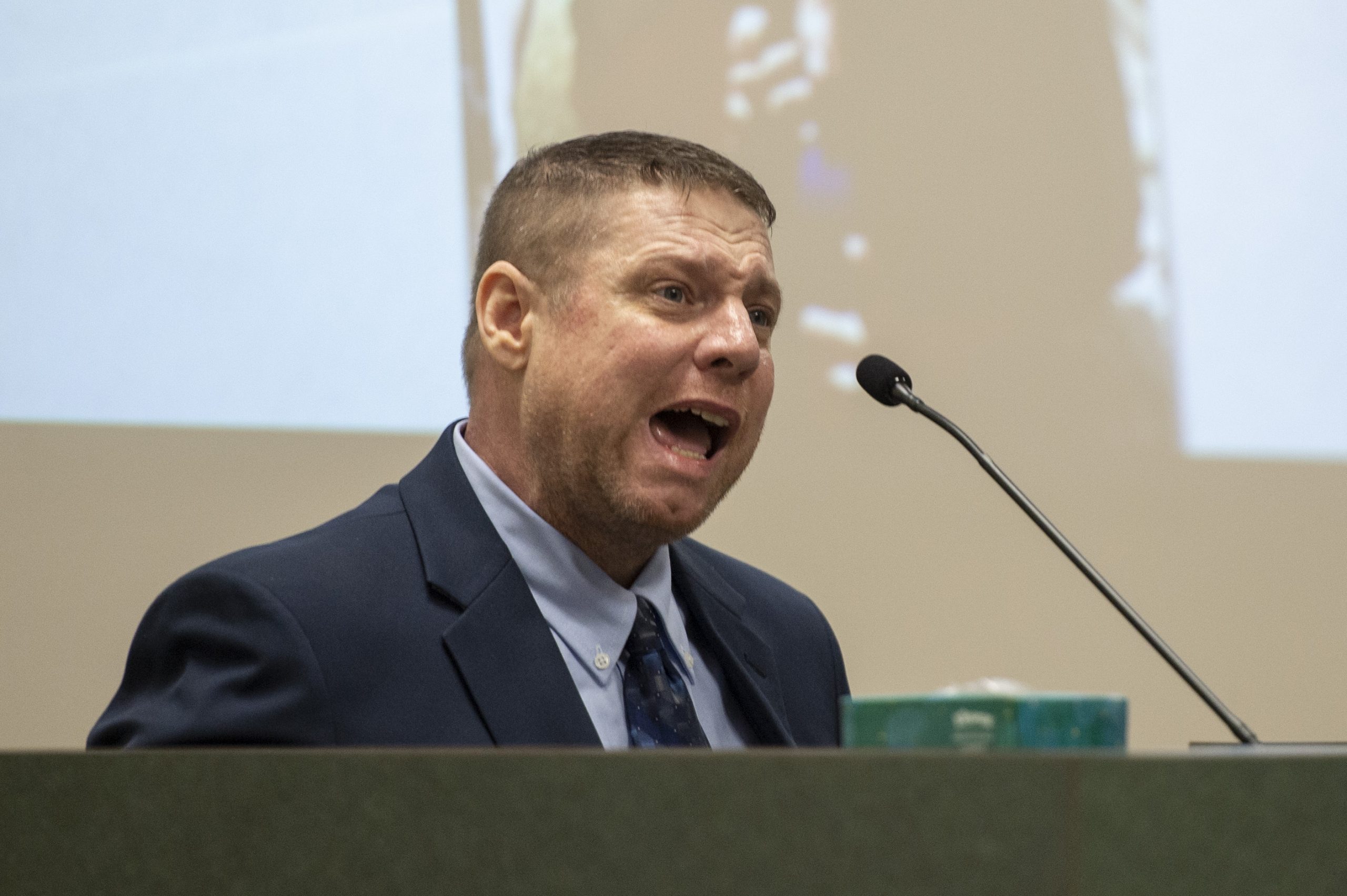 退役军与14岁少女发生关系30次 诈死失败被判监85年