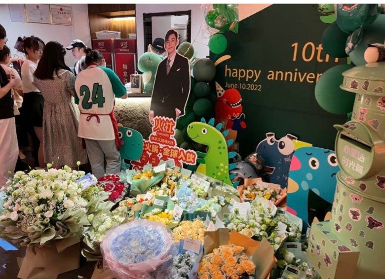 邓伦现身庆出道10周年     铁粉将火锅店变花海