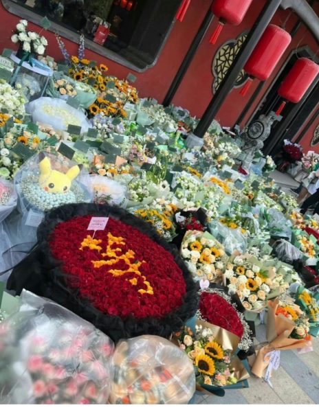 邓伦现身庆出道10周年     铁粉将火锅店变花海