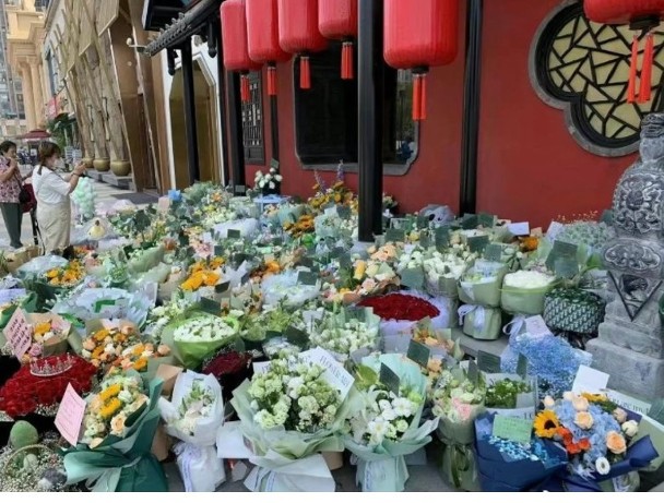 邓伦现身庆出道10周年     铁粉将火锅店变花海