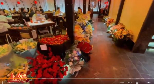 邓伦现身庆出道10周年     铁粉将火锅店变花海