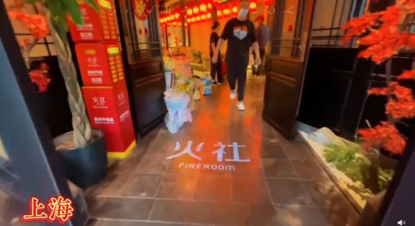 邓伦现身庆出道10周年     铁粉将火锅店变花海