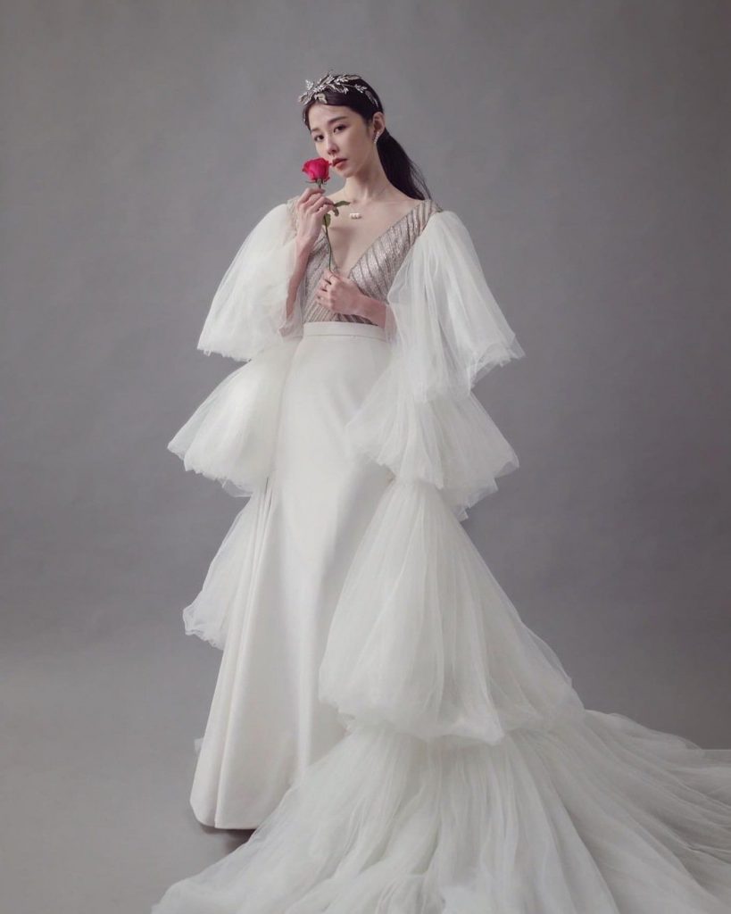 邵雨薇曝婚纱美照 网狂刷“恭喜吴慷仁”