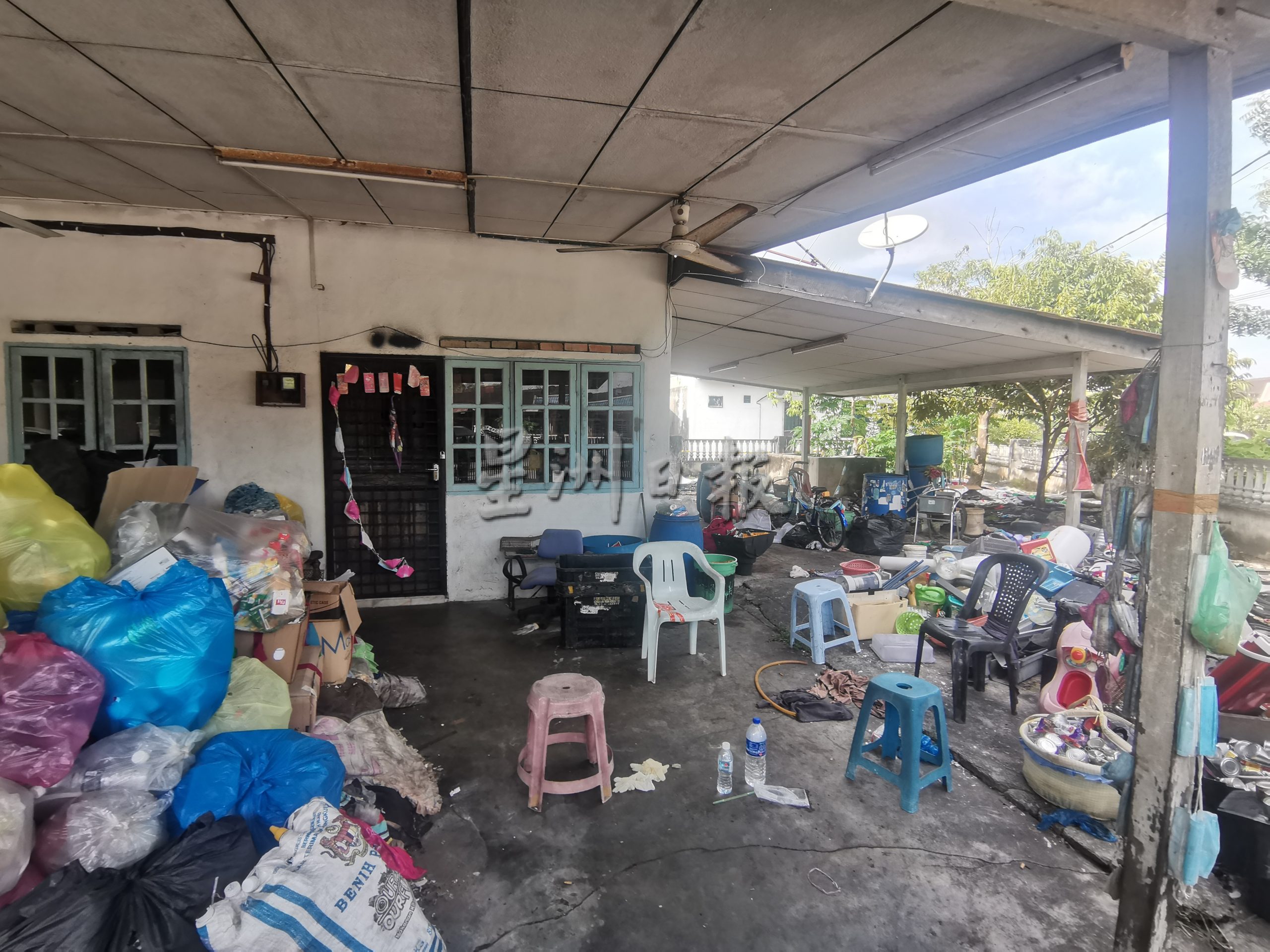 邻居访问/副文(全国版) 失联多天老妇遭儿弑母 肢解15段 弃入屋后化粪