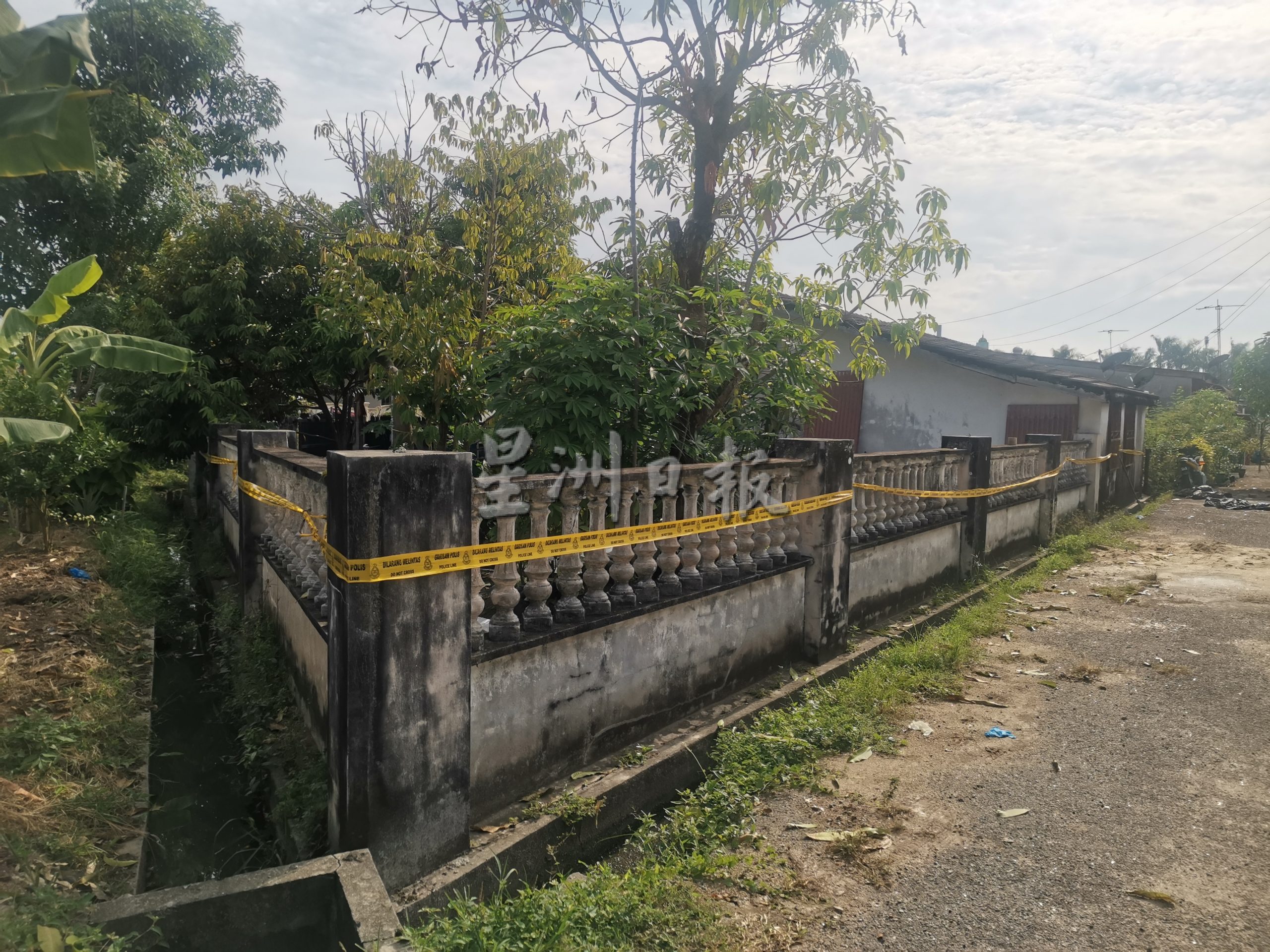 邻居访问/副文(全国版) 失联多天老妇遭儿弑母 肢解15段 弃入屋后化粪