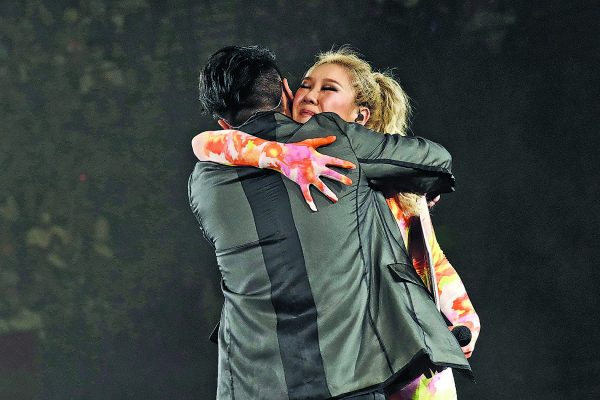 郑欣宜才继承遗产就获求婚? 男星突下跪送戒郑少秋比赞