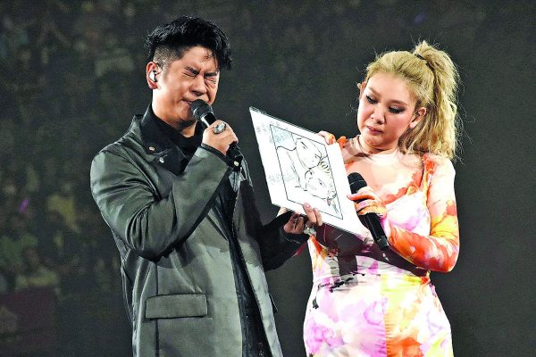 郑欣宜才继承遗产就获求婚? 男星突下跪送戒郑少秋比赞