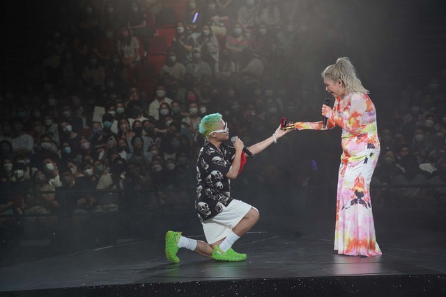 郑欣宜才继承遗产就获求婚? 男星突下跪送戒郑少秋比赞