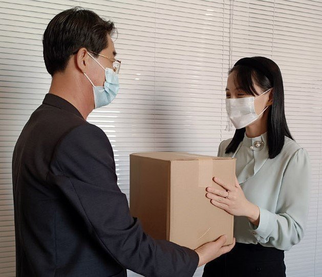 金与正老公首次现身？两人微笑同框大秀婚戒