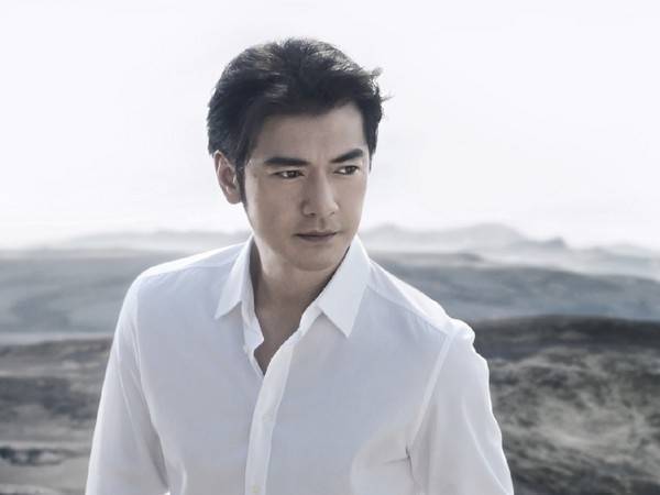 金城武暌违5年亮相 蓄胡变“普通人”