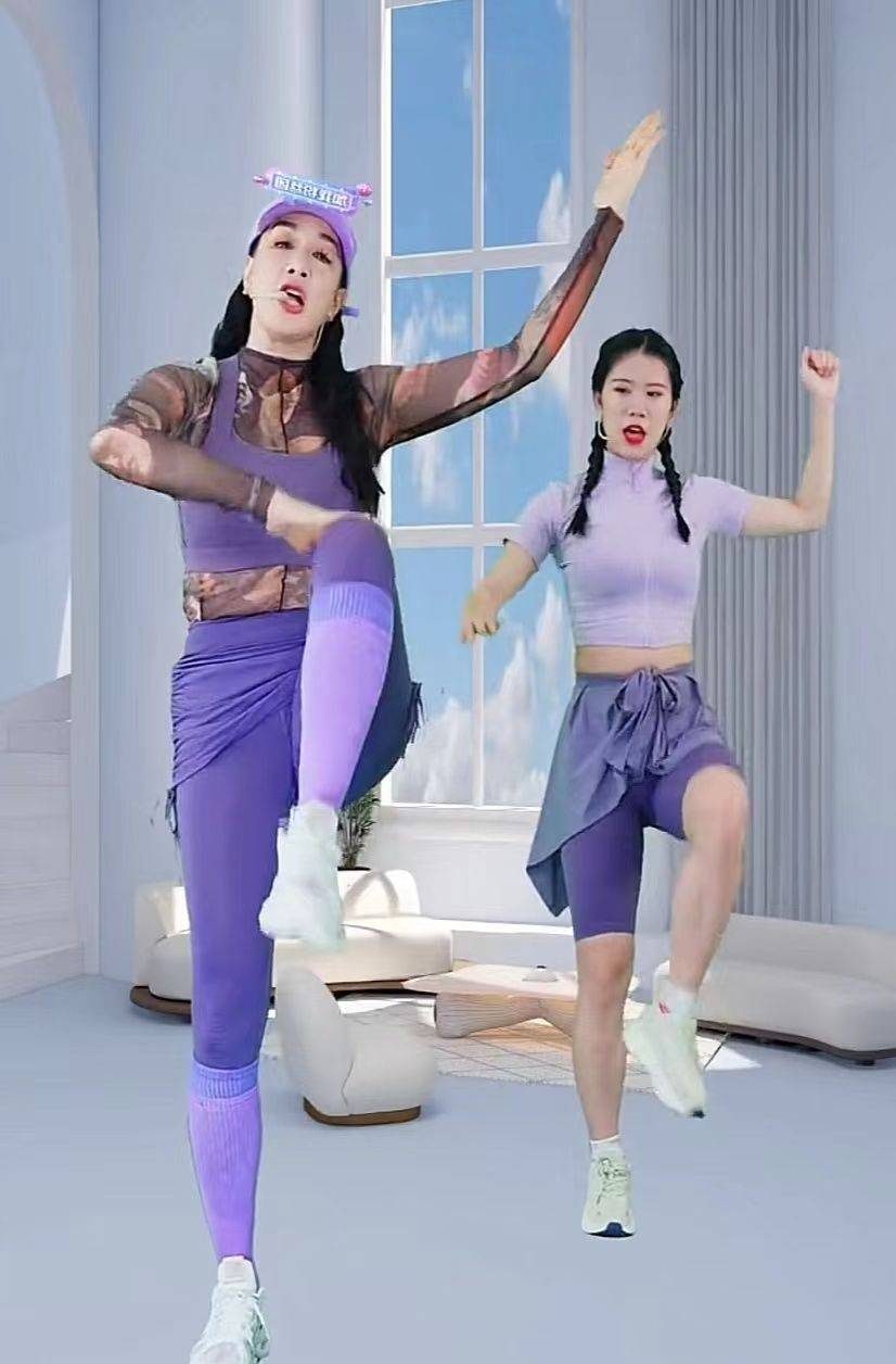 钟丽缇直播跳操腰间赘肉抢镜 遭吐槽身材不如女助理