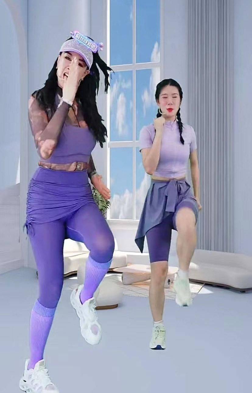 钟丽缇直播跳操腰间赘肉抢镜 遭吐槽身材不如女助理