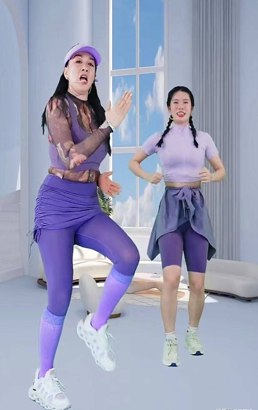 钟丽缇直播跳操腰间赘肉抢镜 遭吐槽身材不如女助理