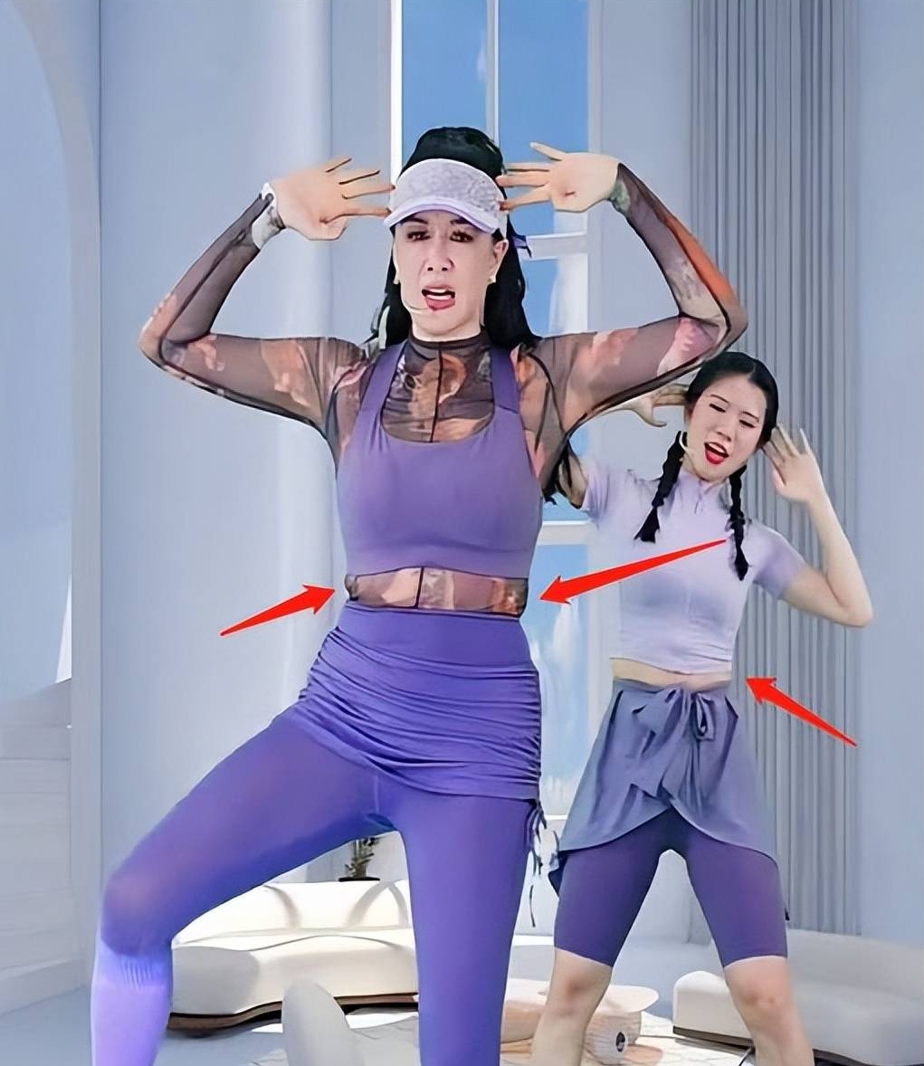 钟丽缇直播跳操腰间赘肉抢镜 遭吐槽身材不如女助理