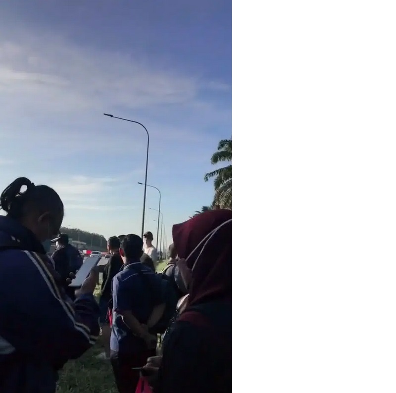 长巴司机鲁莽驾驶险撞车 全车乘客劝停被锁门