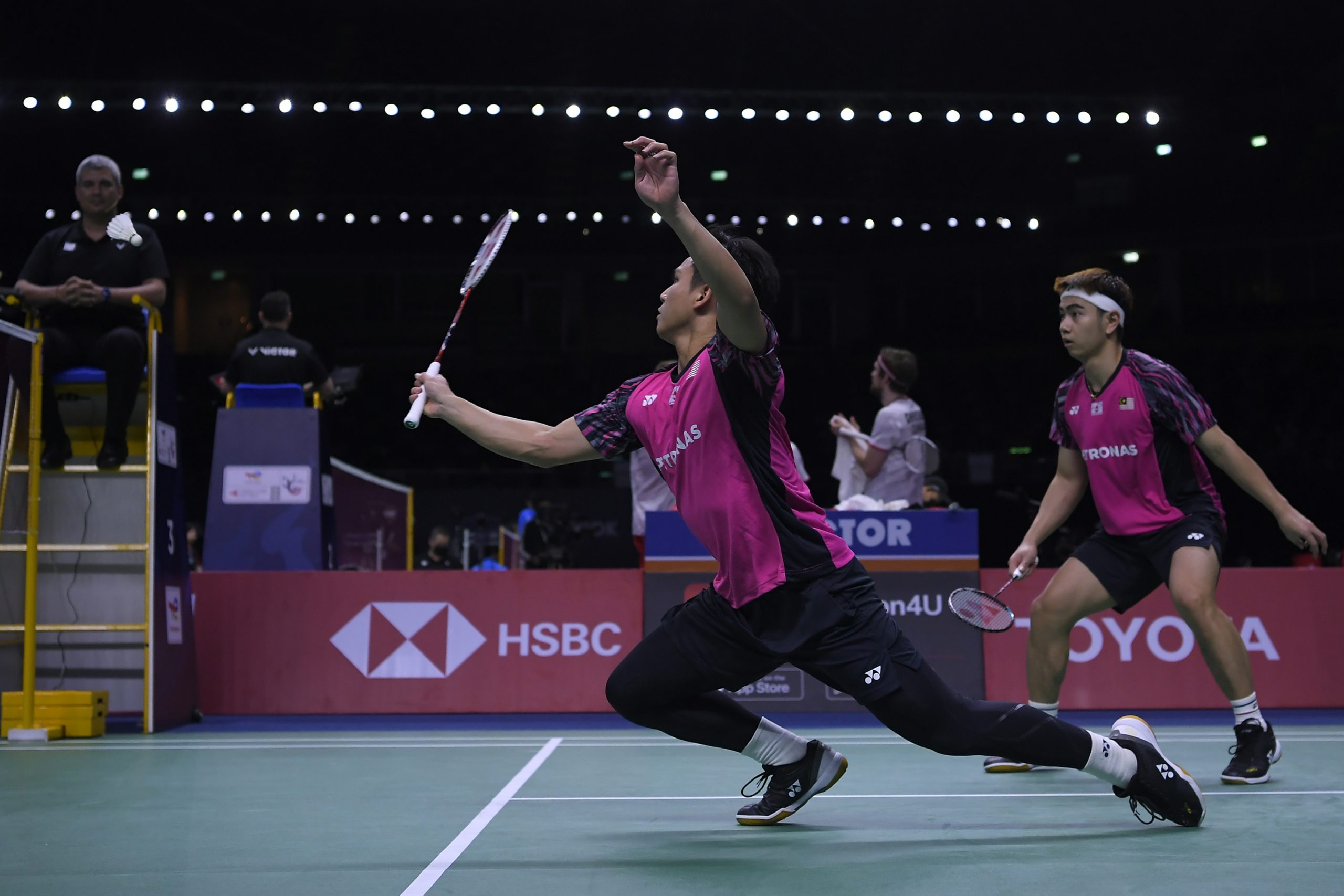 雅加达两站受印尼男双围攻 飞汀入虎穴争突围