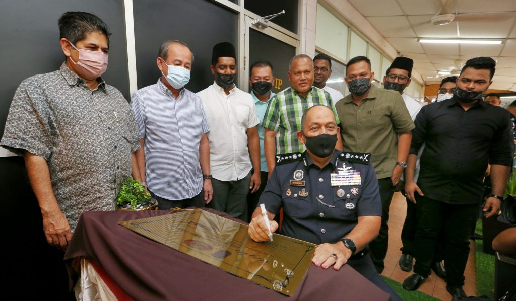 霹总警长:安顺男子吸毒视频 武吉阿曼监测到视频通知