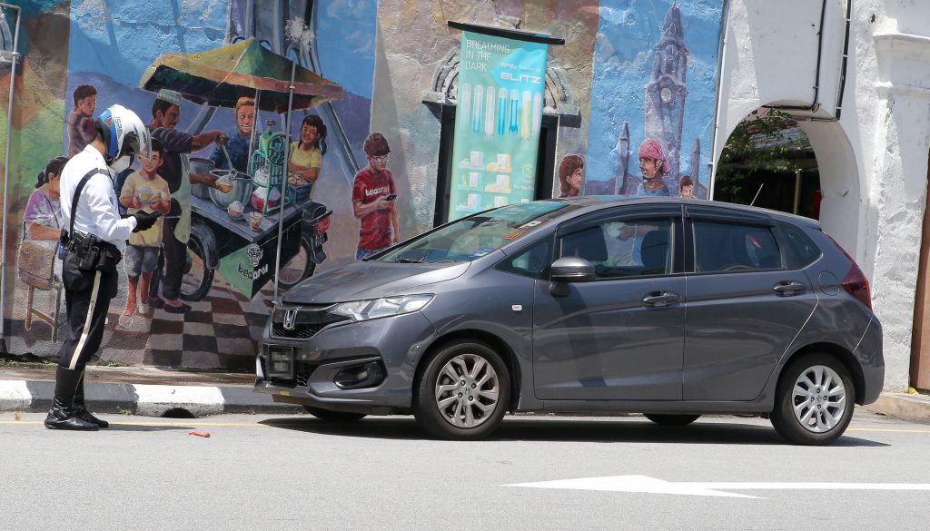 霹:封面主文/连假游客挤满怡旧街场 车主勿随意泊车以免中三万