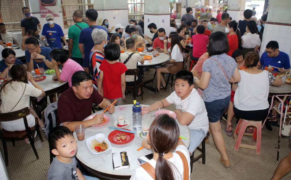 霹:封面主文/连假游客挤满怡旧街场 车主勿随意泊车以免中三万